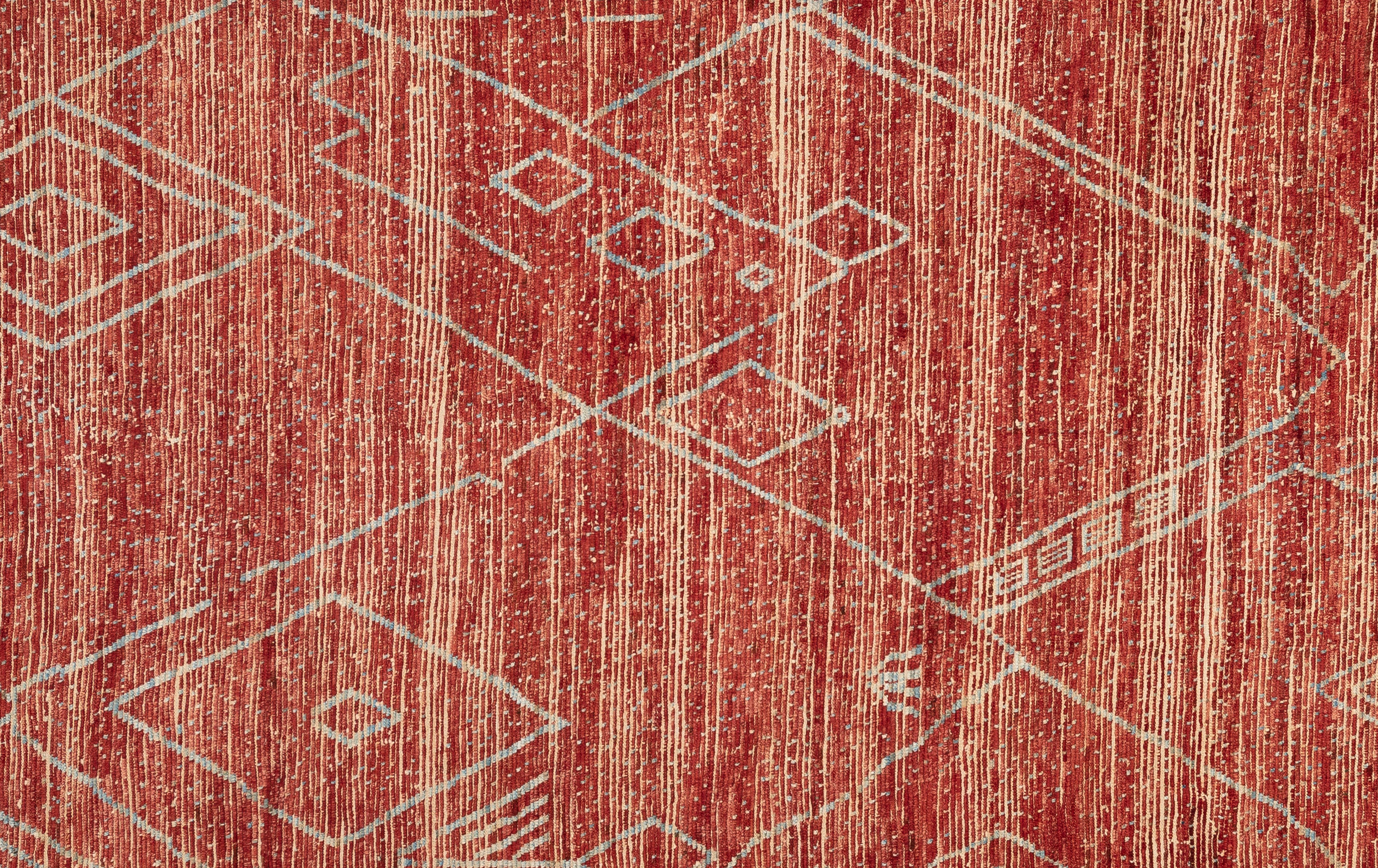 Tissé à la main avec 100 % de laine filée à la main, dans les forêts subtropicales du Pakistan, ce magnifique tapis marocain teint naturellement est vraiment unique en son genre. Les tapis marocains ont tendance à être simples et sont le complément