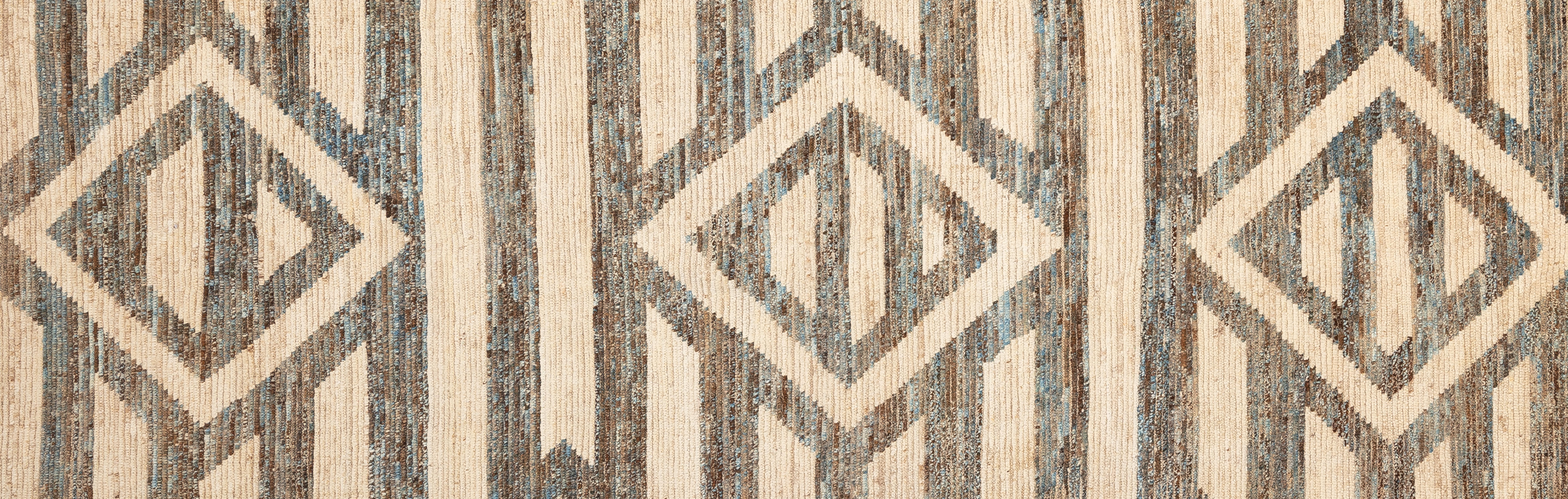 Tissé à la main avec 100 % de laine filée à la main, dans les forêts subtropicales du Pakistan, ce magnifique tapis marocain teint naturellement est vraiment unique en son genre. Les tapis marocains ont tendance à être simples et sont le complément