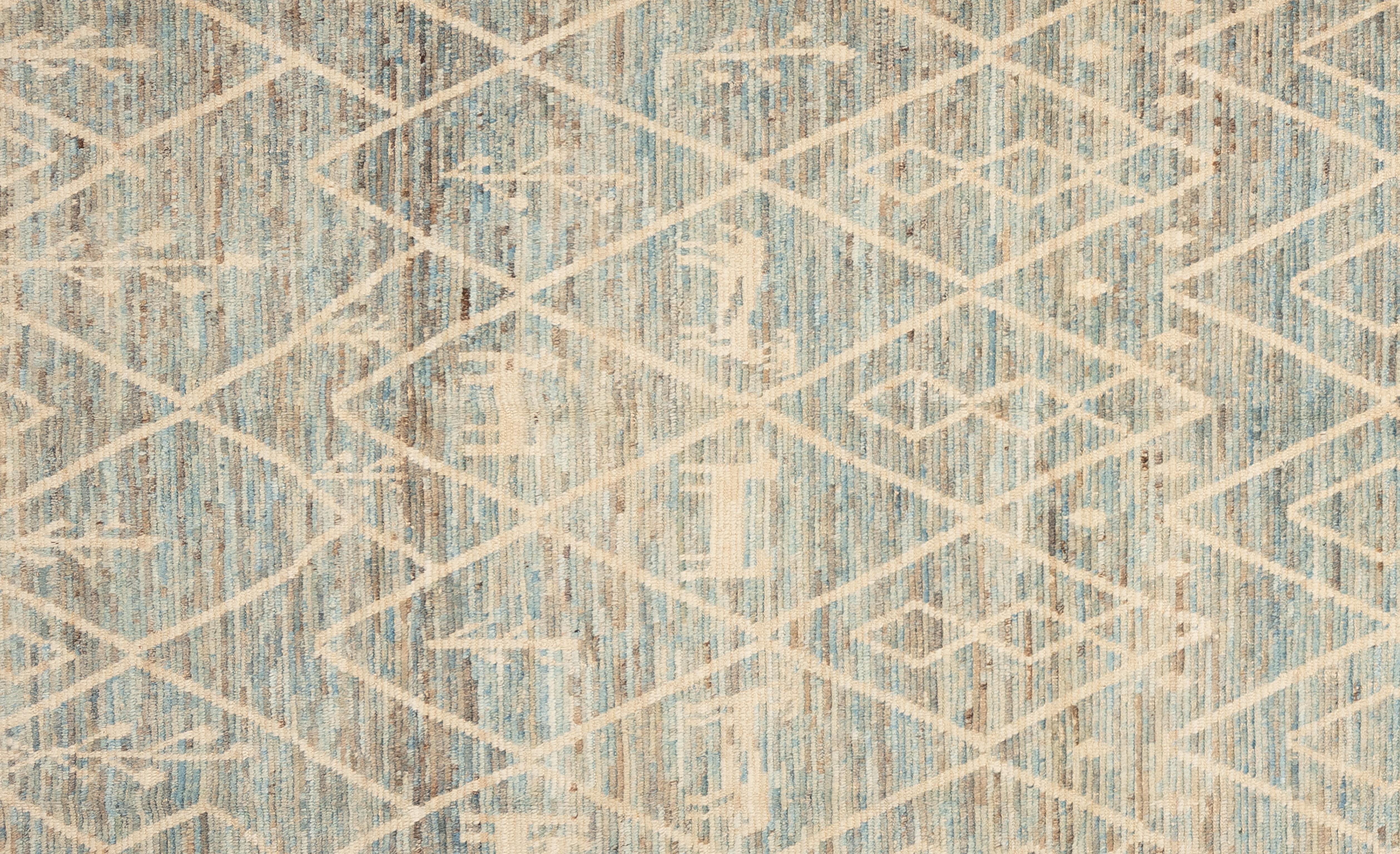 Tissé à la main avec 100 % de laine filée à la main, dans les forêts subtropicales du Pakistan, ce magnifique tapis marocain teint naturellement est vraiment unique en son genre. Les tapis marocains ont tendance à être simples et sont le complément