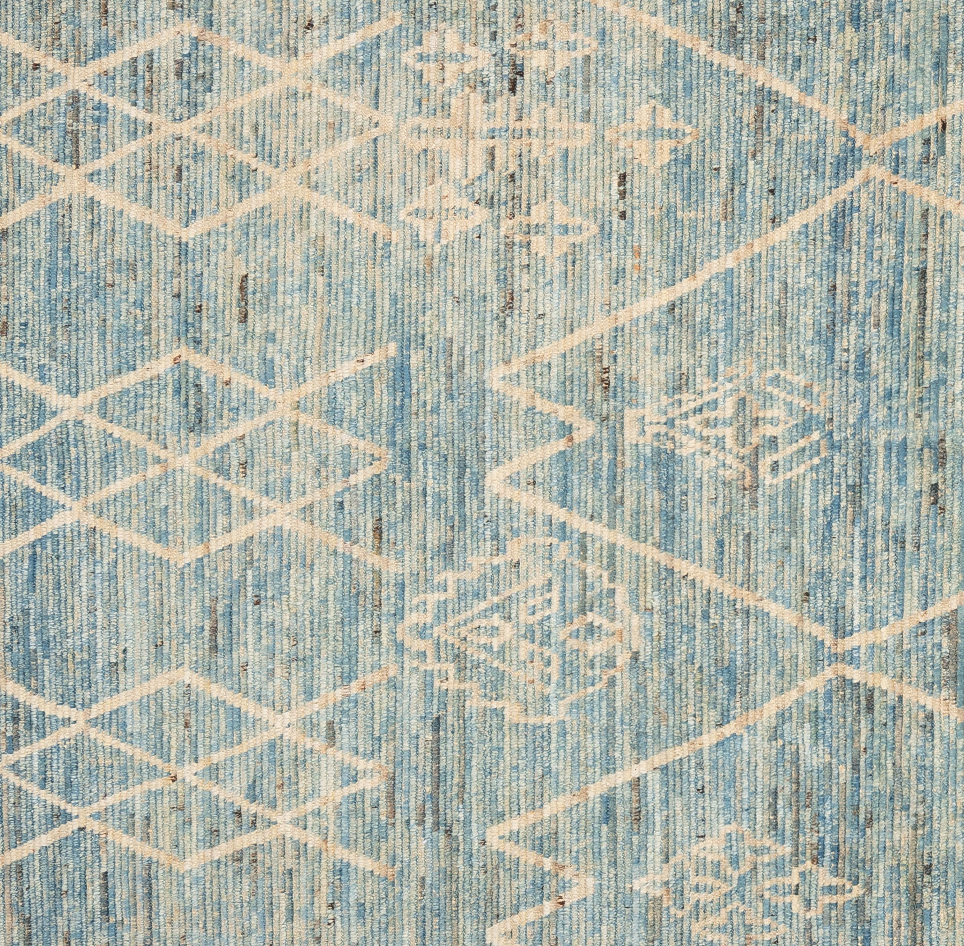 Tissé à la main avec 100 % de laine filée à la main, dans les forêts subtropicales du Pakistan, ce magnifique tapis marocain teint naturellement est vraiment unique en son genre. Les tapis marocains ont tendance à être simples et sont le complément