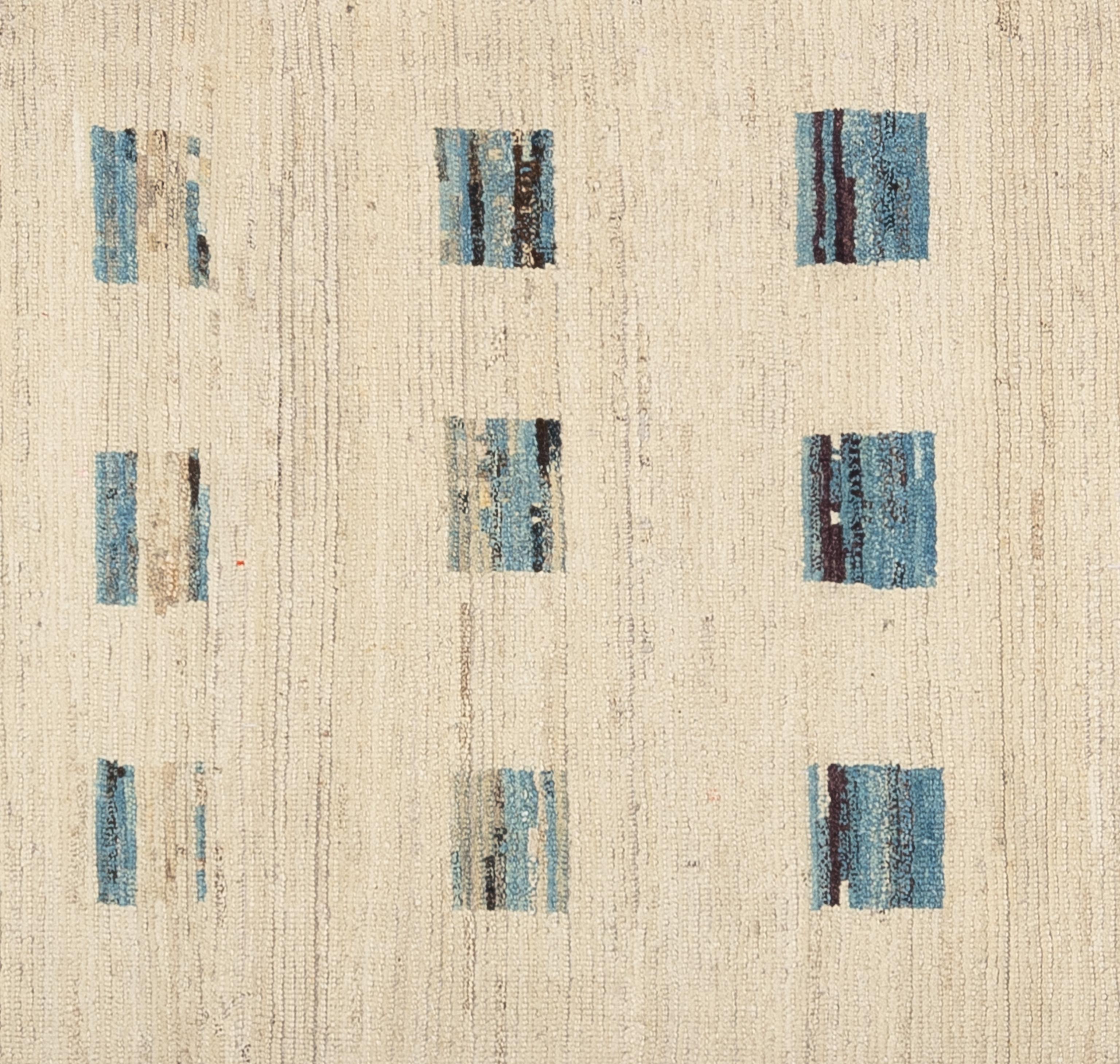 Tissé à la main avec 100% de laine filée à la main dans les montagnes d'Afghanistan, ce magnifique tapis marocain teint naturellement est vraiment unique en son genre. Les tapis marocains ont tendance à être simples et sont le complément parfait de
