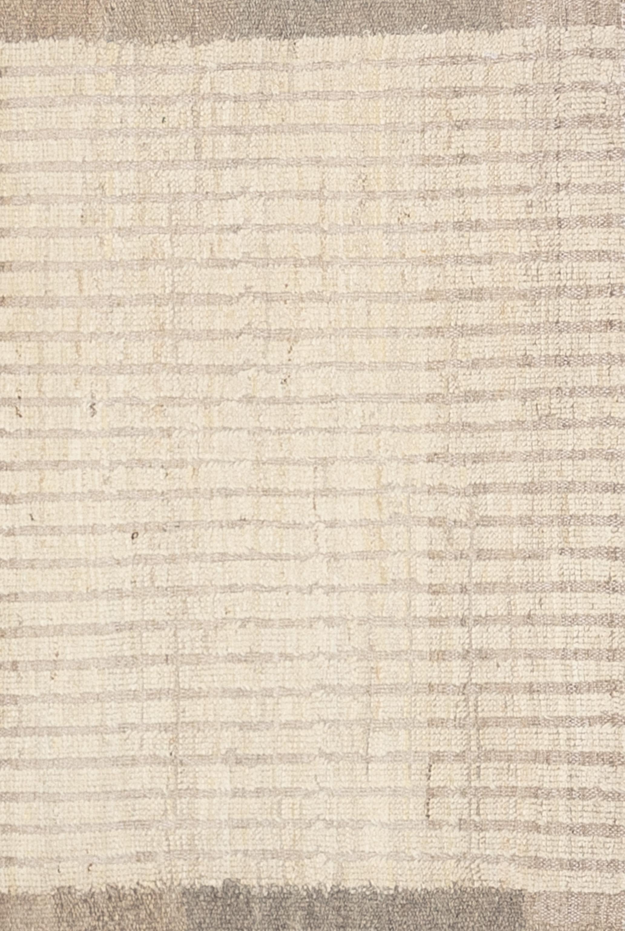 Tissé à la main avec 100% de laine filée à la main dans les montagnes d'Afghanistan, ce magnifique tapis marocain teint naturellement est vraiment unique en son genre. Les tapis marocains ont tendance à être simples et sont le complément parfait de