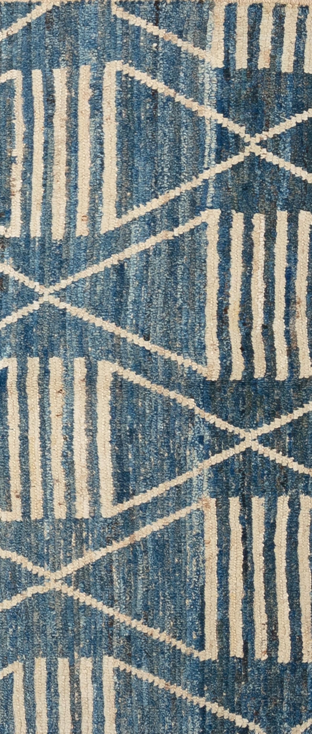 Handgewebt aus 100% handgesponnener Wolle in den Bergen Afghanistans ist dieser wunderschöne, natürlich gefärbte marokkanische Teppich ein echtes Unikat. Marokkanische Teppiche sind meist schlicht und passen perfekt zu Ihrer Einrichtung. Von