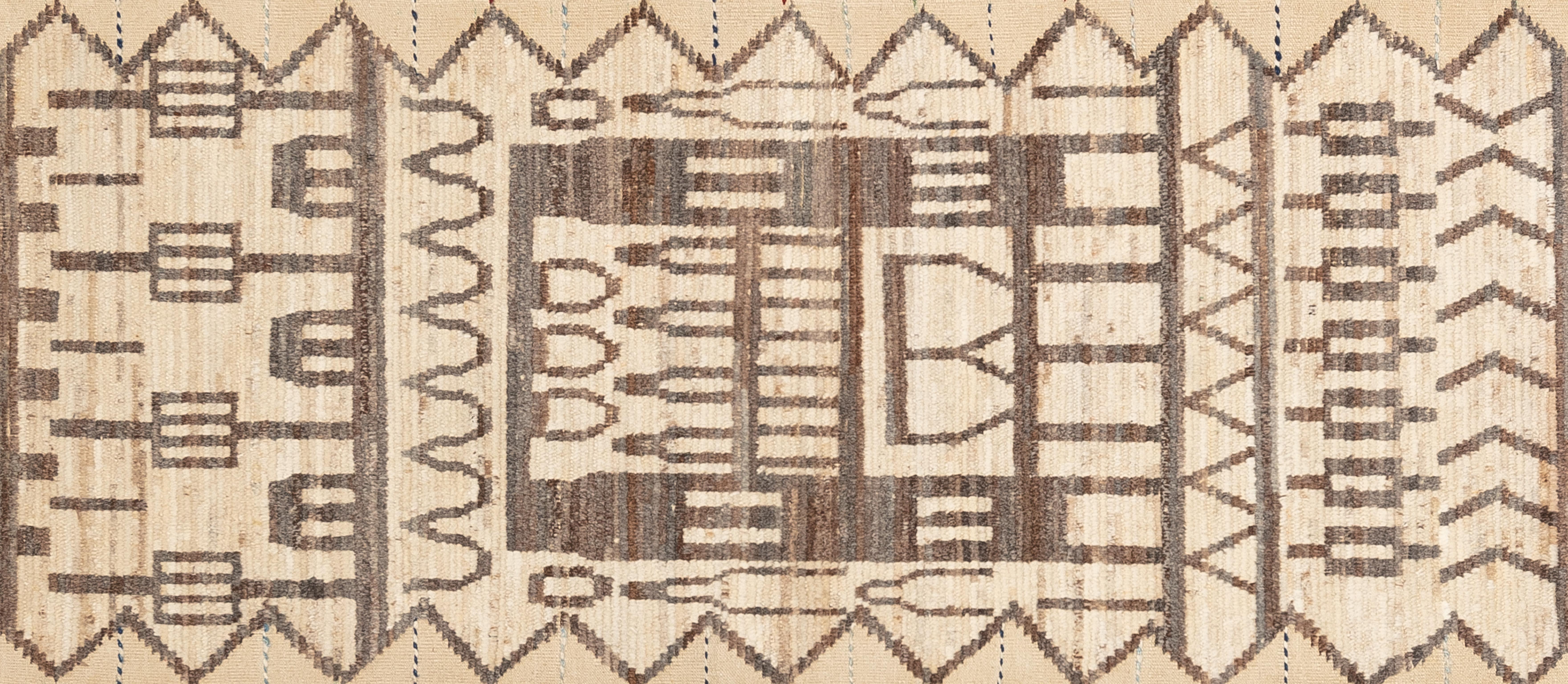 Handgewebt aus 100% handgesponnener Wolle in den subtropischen Wäldern Pakistans ist dieser wunderschöne, natürlich gefärbte marokkanische Teppich ein echtes Unikat. Marokkanische Teppiche sind meist schlicht und passen perfekt zu Ihrer Einrichtung.