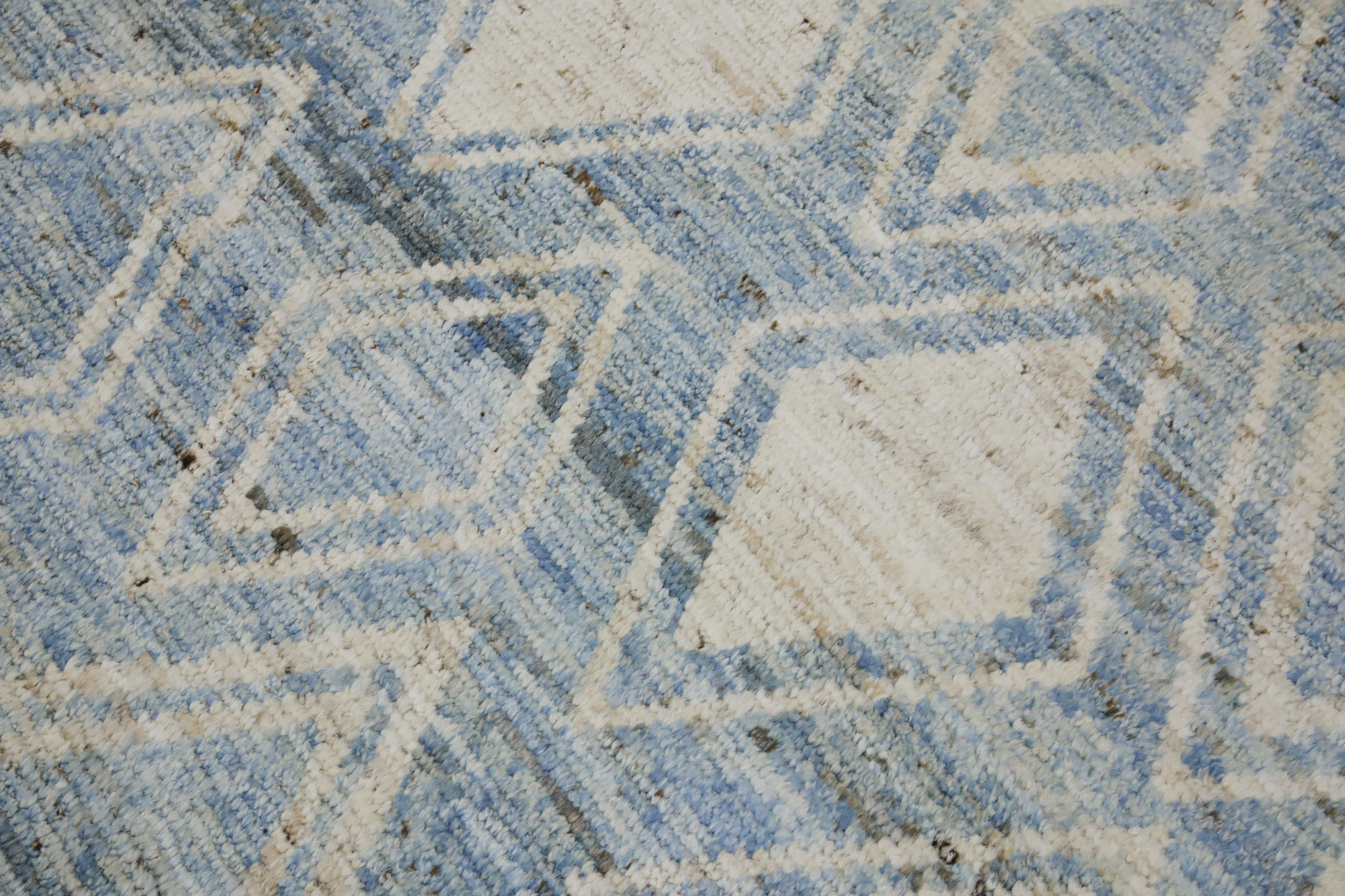Wir stellen Ihnen unseren exquisiten, handgewebten Wollteppich im modernen marokkanischen Stil vor, eine atemberaubende Mischung aus traditioneller Handwerkskunst und zeitgenössischem Design. Mit den Maßen 9'4
