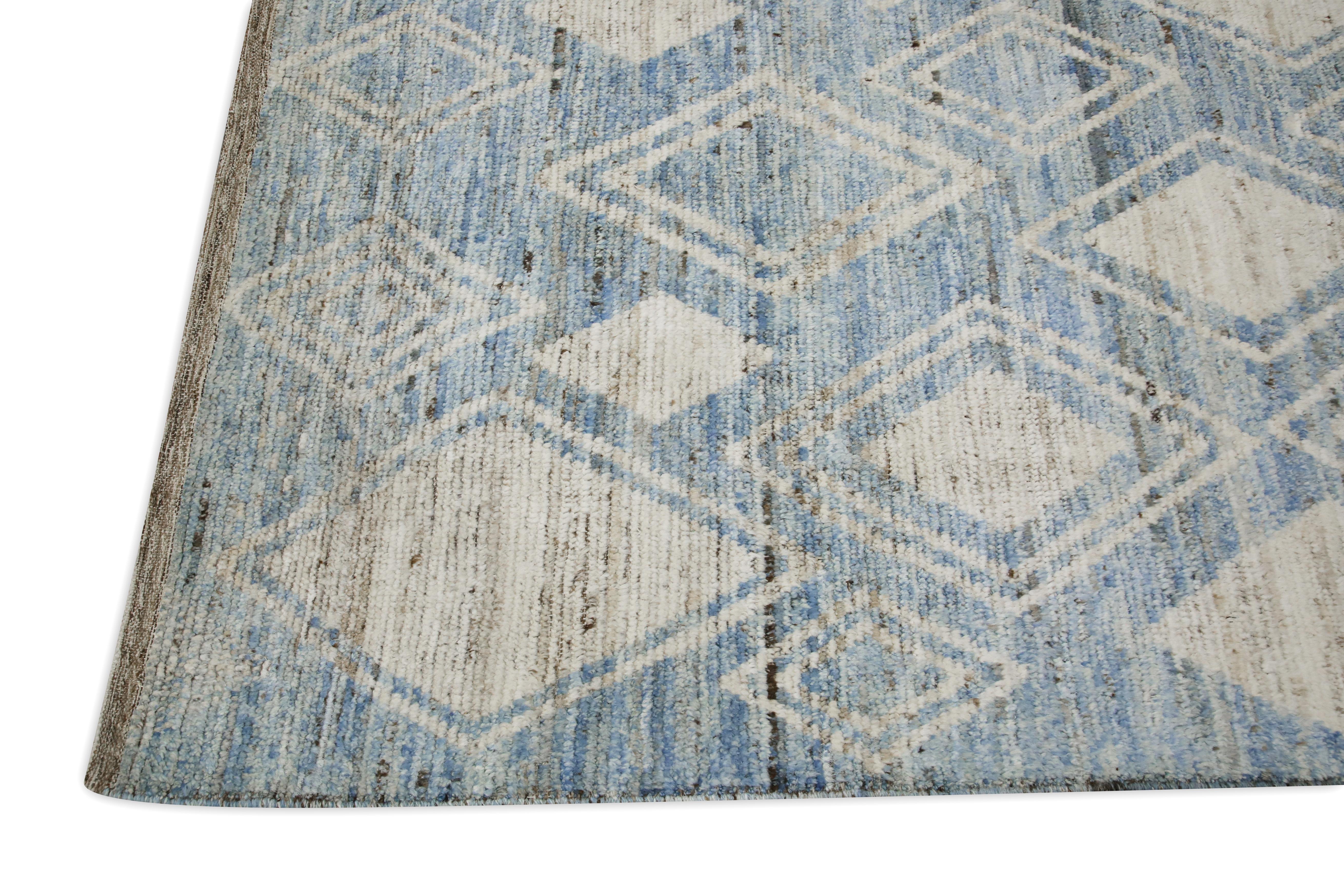 Moderner marokkanischer Wollteppich im Stil des 21. Jahrhunderts in blauem Design 9'4