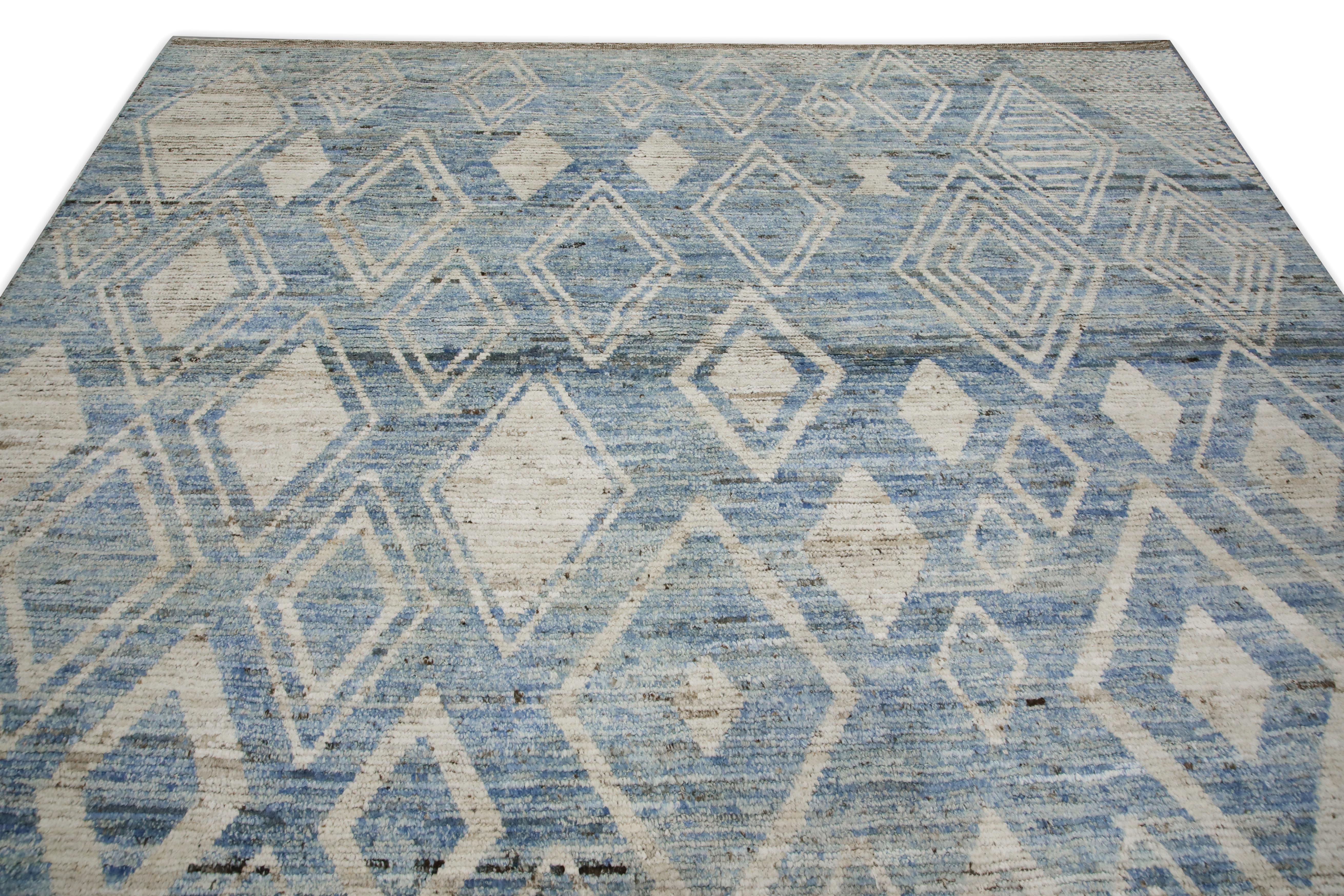 Moderner marokkanischer Wollteppich im Stil des 21. Jahrhunderts in blauem Design 9'4