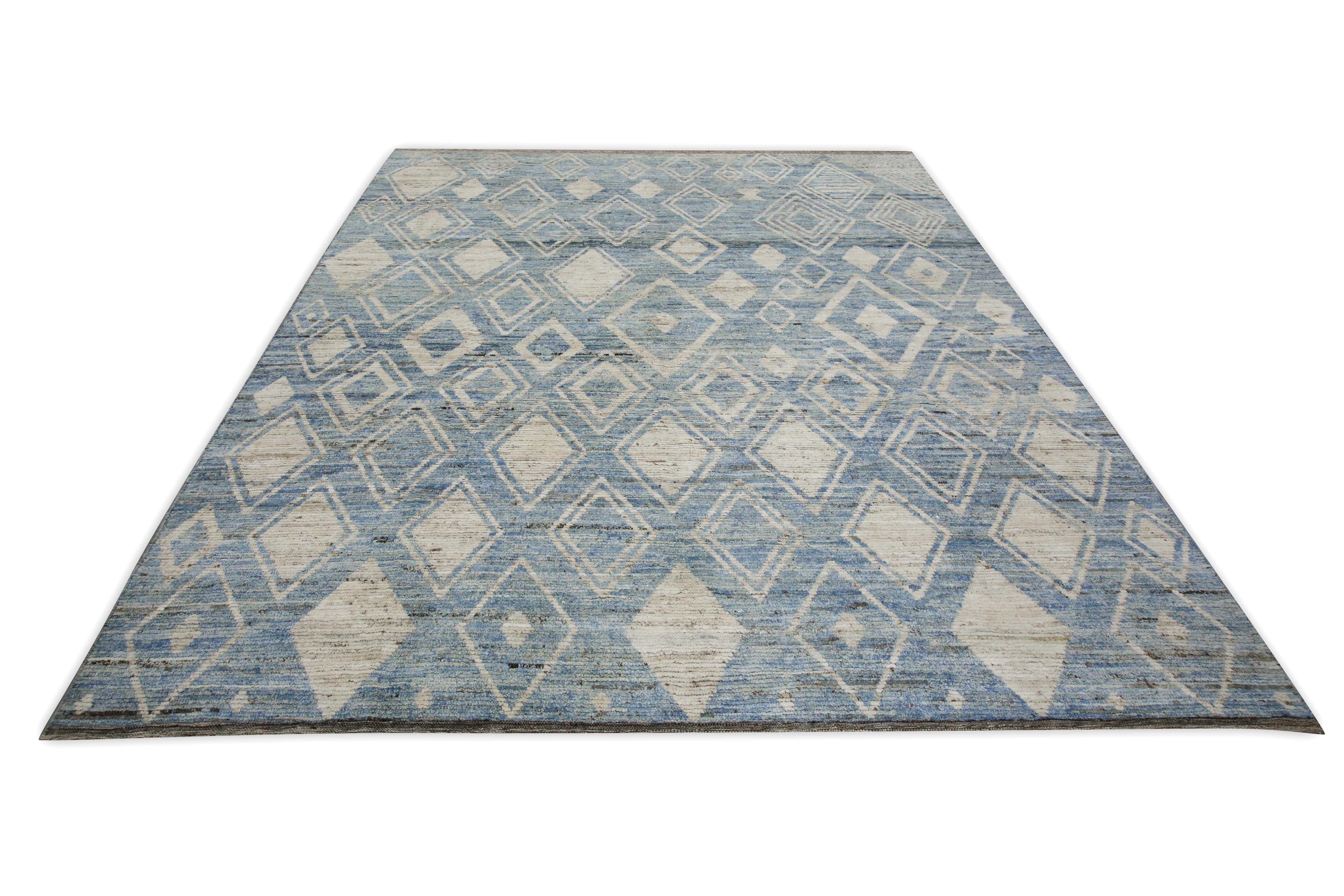 Moderner marokkanischer Wollteppich im Stil des 21. Jahrhunderts in blauem Design 9'4