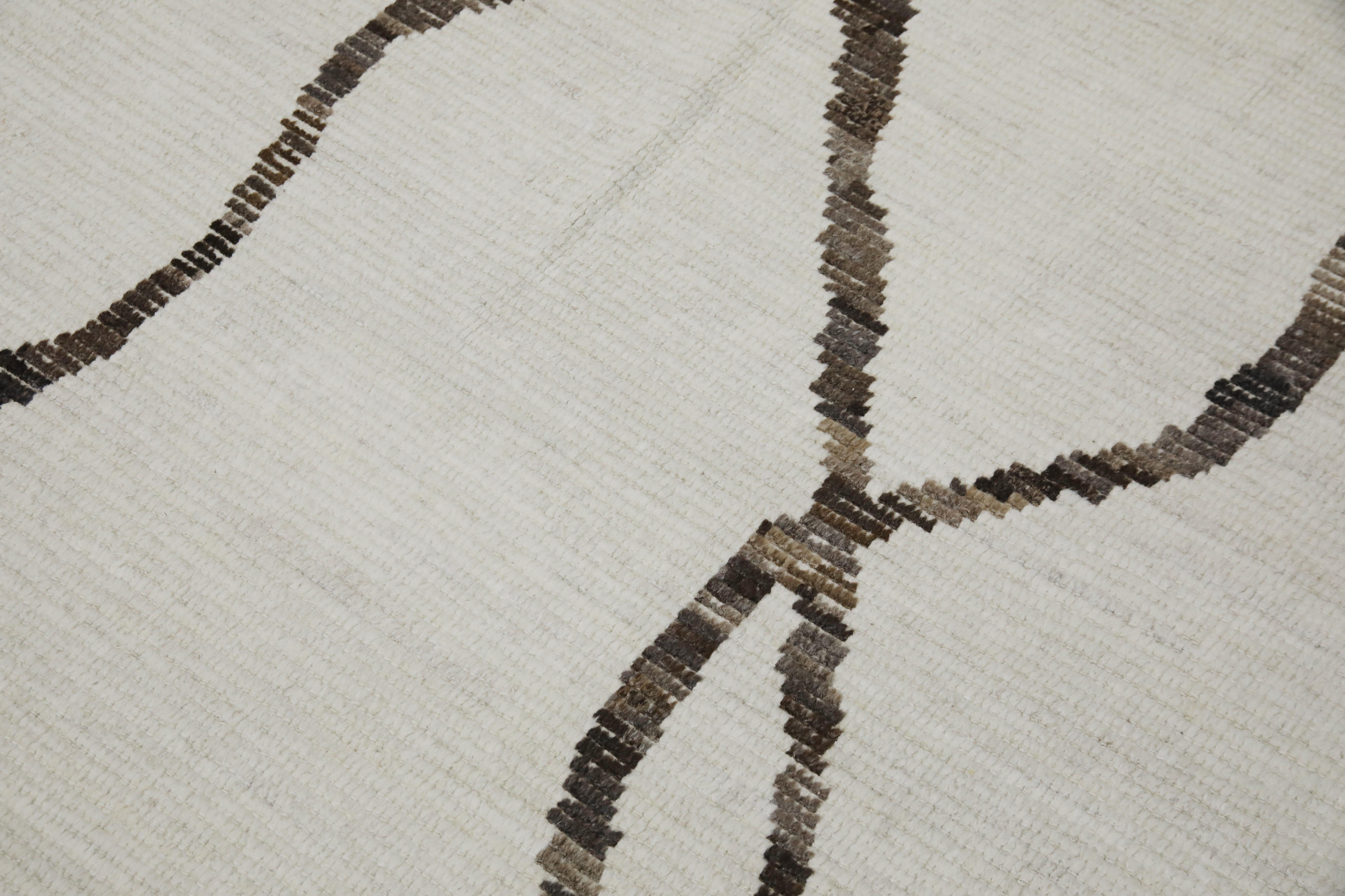 Wir stellen Ihnen unseren exquisiten, handgewebten Wollteppich im modernen marokkanischen Stil vor, eine atemberaubende Mischung aus traditioneller Handwerkskunst und zeitgenössischem Design. Mit den Maßen 9'10