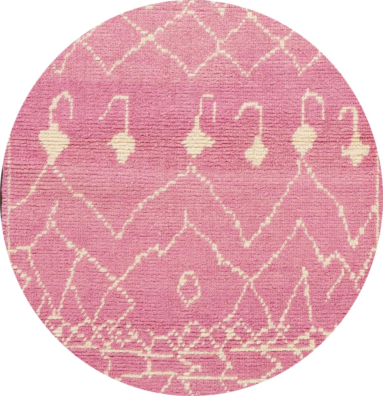 Beautiful contemporary Moroccan style runner rug, hand knotted wool with a pink field, ivory accents in a gorgeous all-over tribal design.
This rug measures: 3'1
