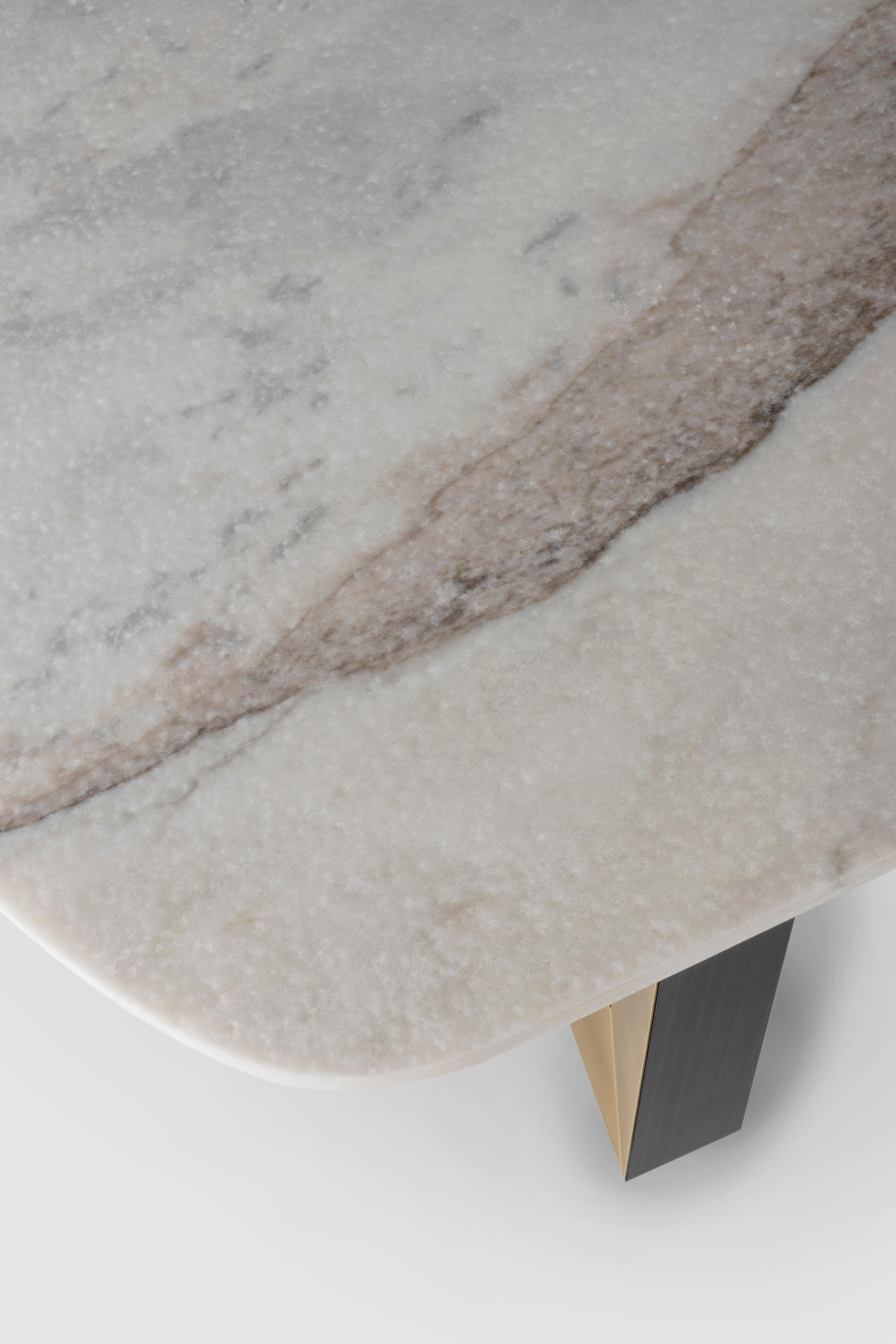 Laiton Table basse moderne Olisippo, marbre Calacatta, fabriquée à la main au Portugal par Greenapple en vente