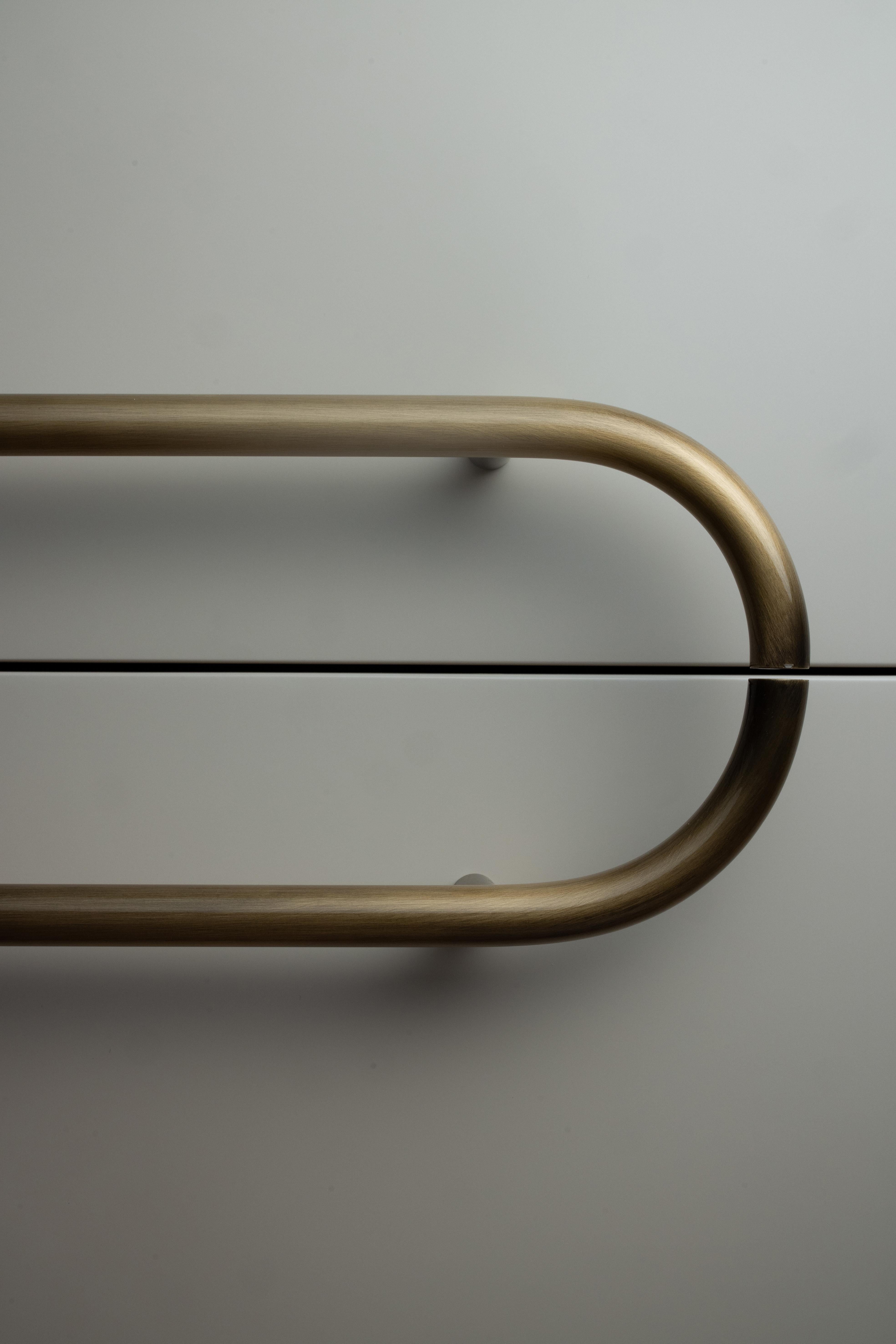 Legno Credenza moderna di metà secolo in marmo calacatta Oliver, realizzata a mano da Greenapple in vendita