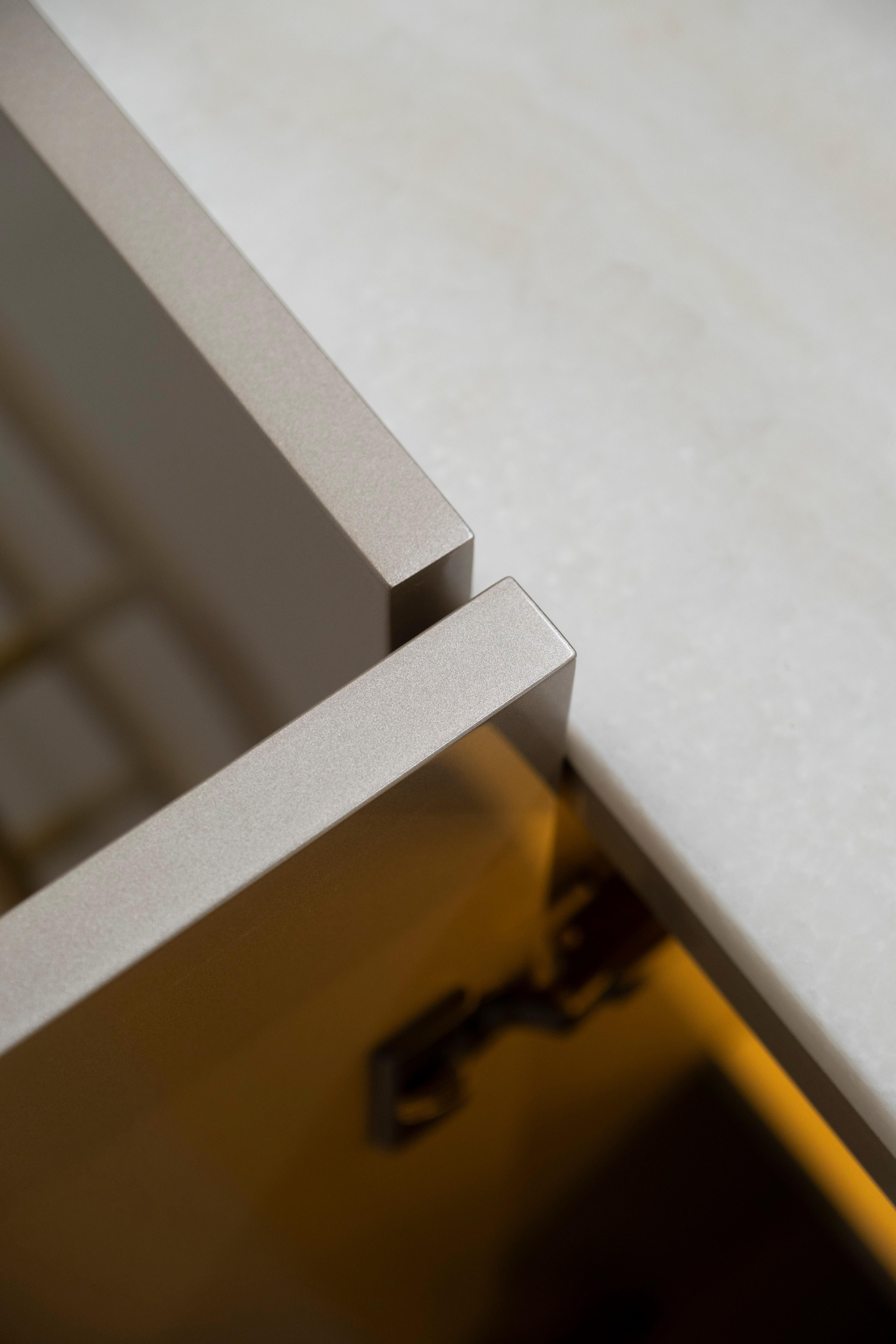 Modernes Olival-Sideboard, Onyxstein-Messing, handgefertigt in Portugal von Greenapple (Kupfer) im Angebot