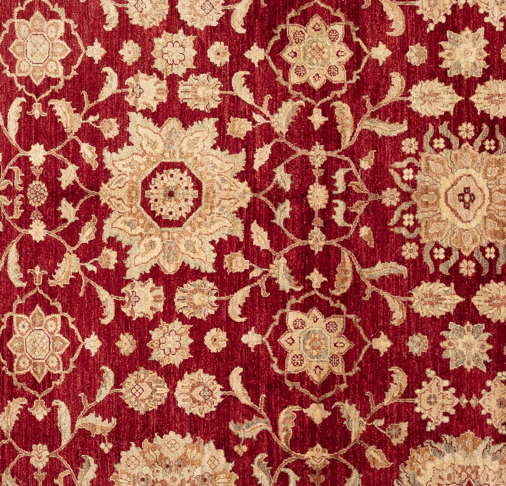 Questa Oushak è caratterizzata da una straordinaria tavolozza di colori rubino e crema che dona calore, eleganza e un tocco di drammaticità a qualsiasi interno. Tessuta a mano in Pakistan, mostra la raffinata interpretazione della regione del design