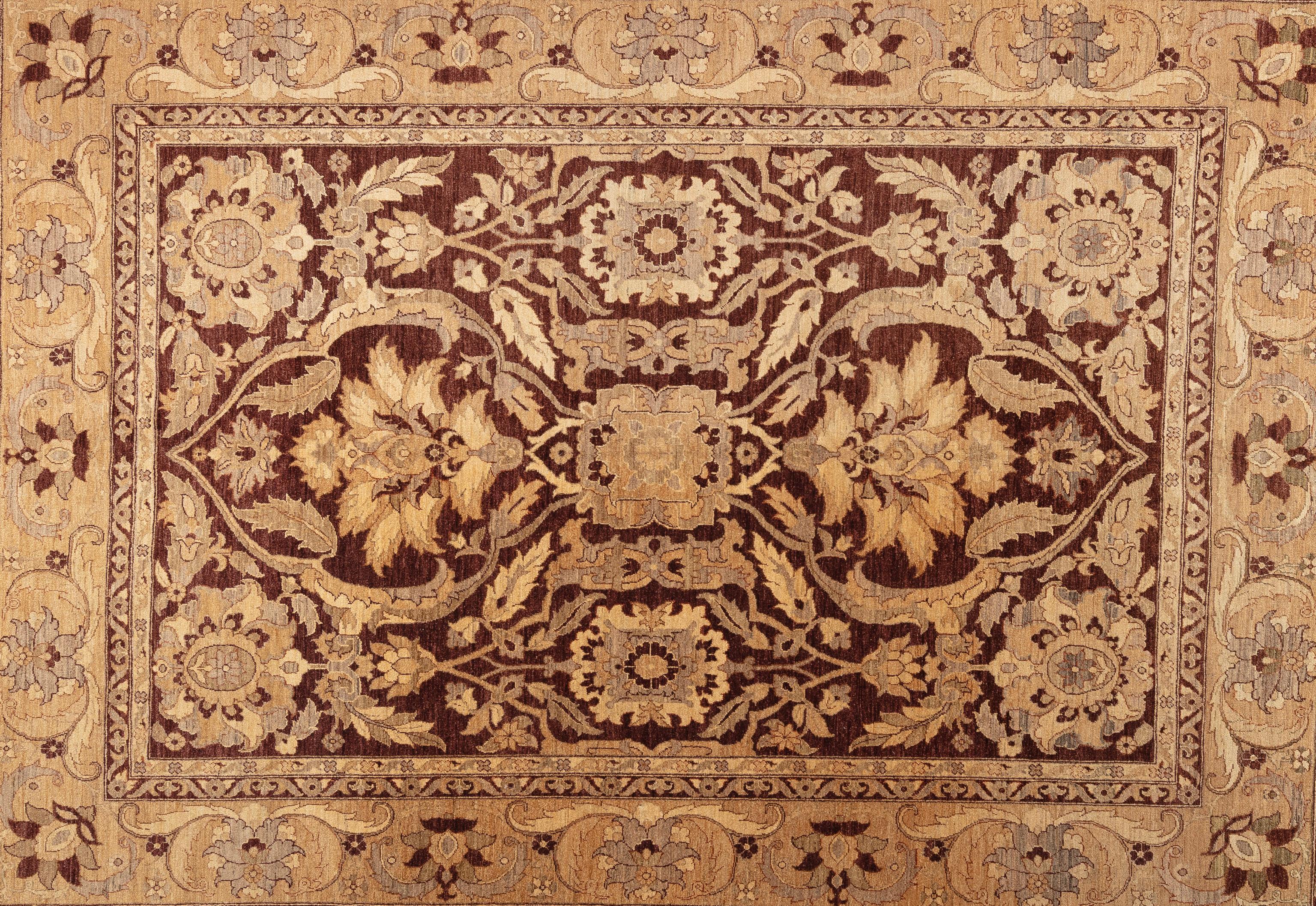 Cet Icone du Pakistan reflète la beauté durable et la sophistication tranquille qui définissent ce style emblématique. Il prend vie grâce à de gracieux motifs floraux et à un agencement aéré et judicieusement espacé. Chaque élément est tissé à la