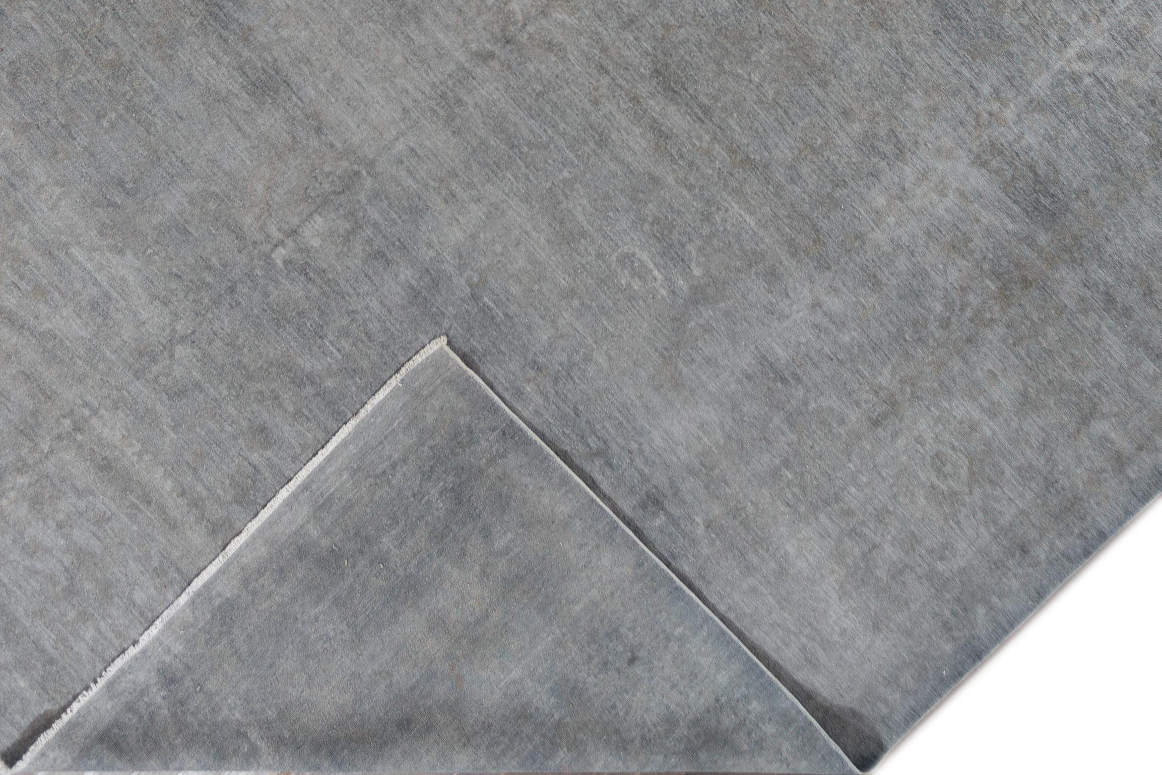 Ein moderner, handgeknüpfter Wollteppich des 21. Jahrhunderts mit einem grauen Allover-Muster. Dieser Teppich misst 13'9