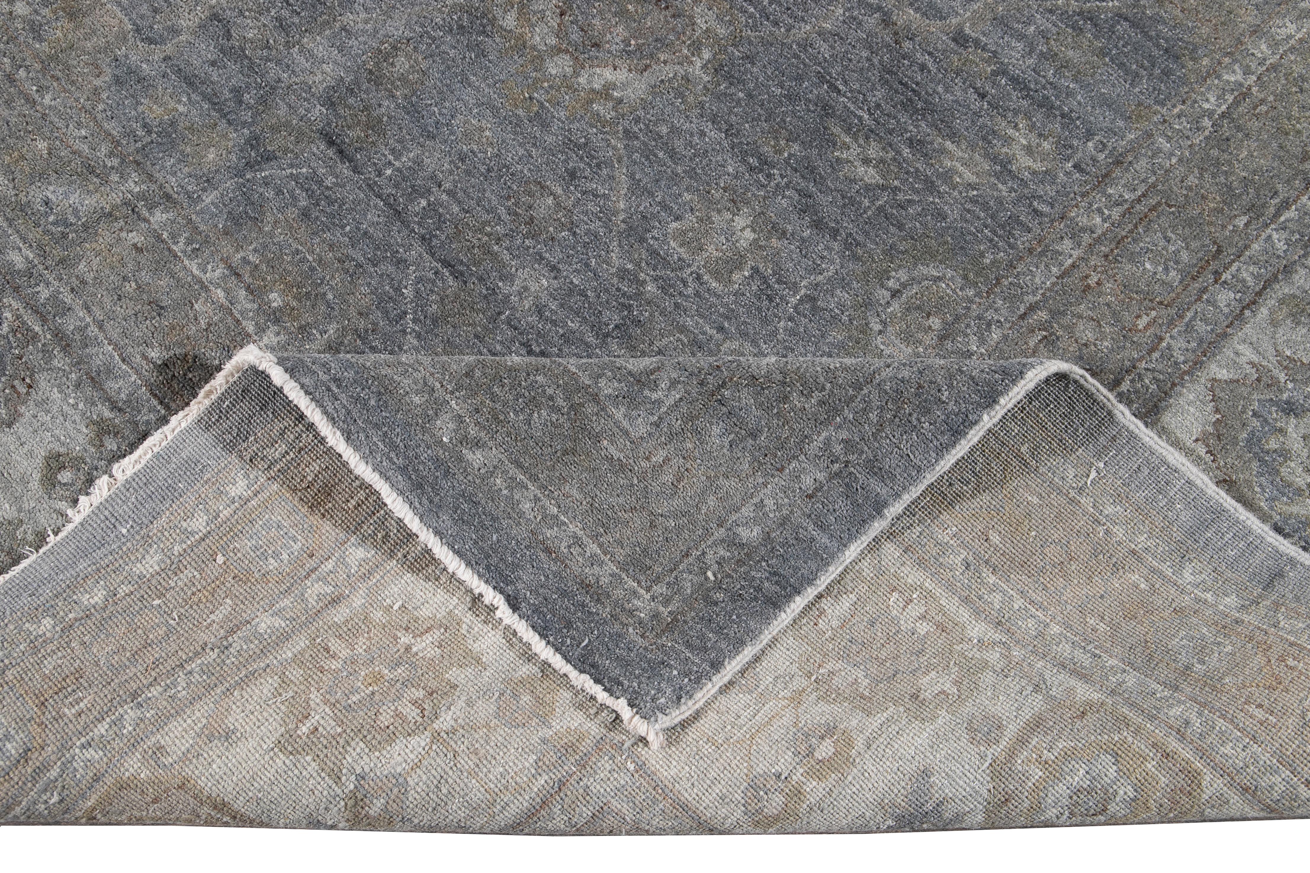 Bellissimo tappeto vintage sovratinto con campo blu e accenti grigi con un disegno all-over.

Questo tappeto misura 12' x 14' 7