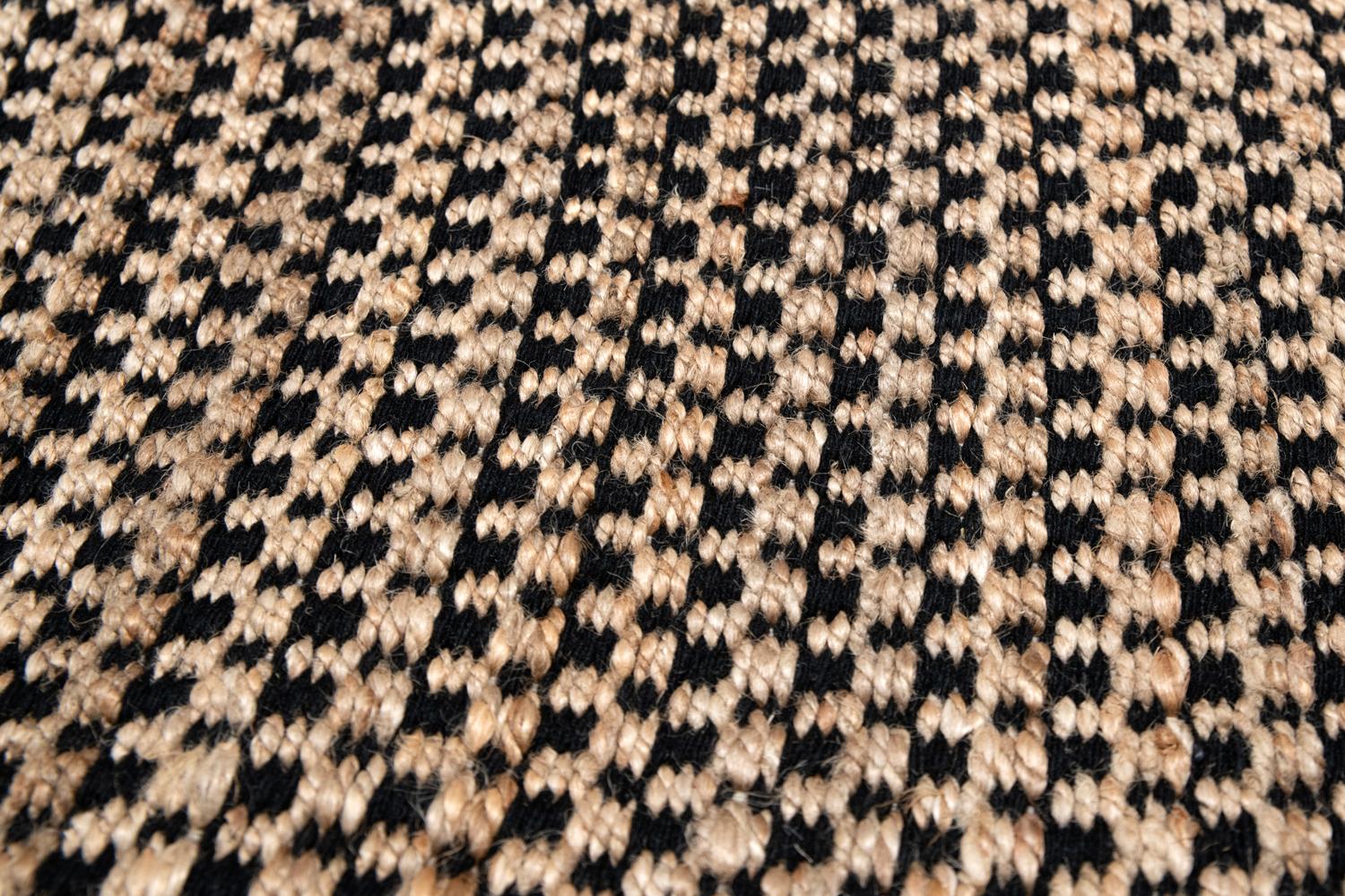Modern Handwoven Paddle Dhurrie Jute Carpet Rug Black and natural Small Pattern For Sale 7