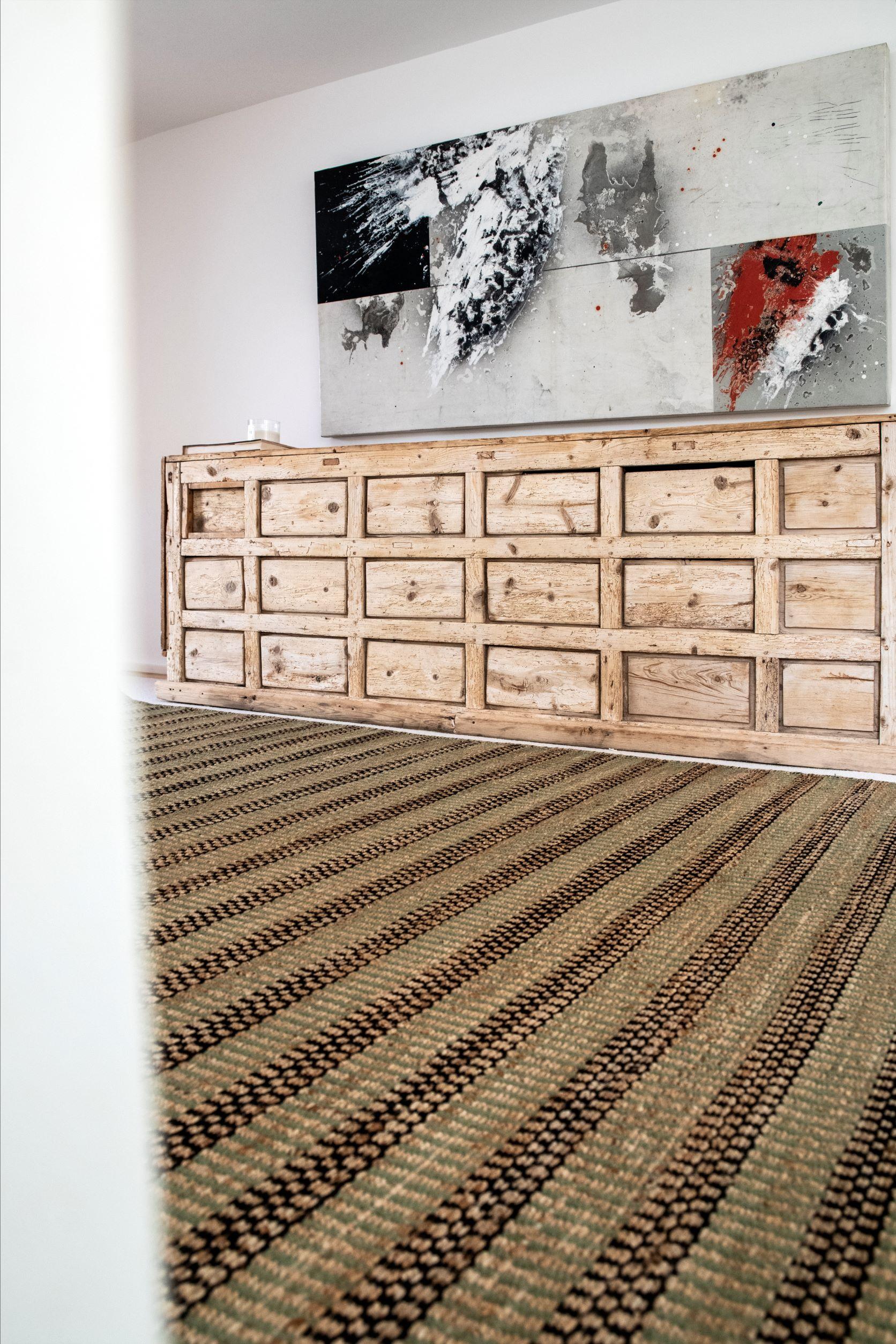 This jute rug has been ethically hand woven in the finest jute yarns by artisans in Northern India, using a traditional weaving technique of this area.
Each rug is handwoven with irregular details to create beautiful imperfections that make each rug