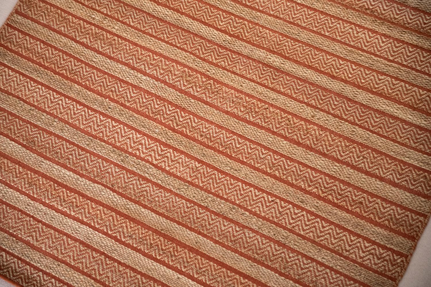 XXI secolo e contemporaneo Tappeto moderno in iuta intrecciata a mano Paddle Dhurrie Arancione e Marrone Naturale a motivo piccolo in vendita