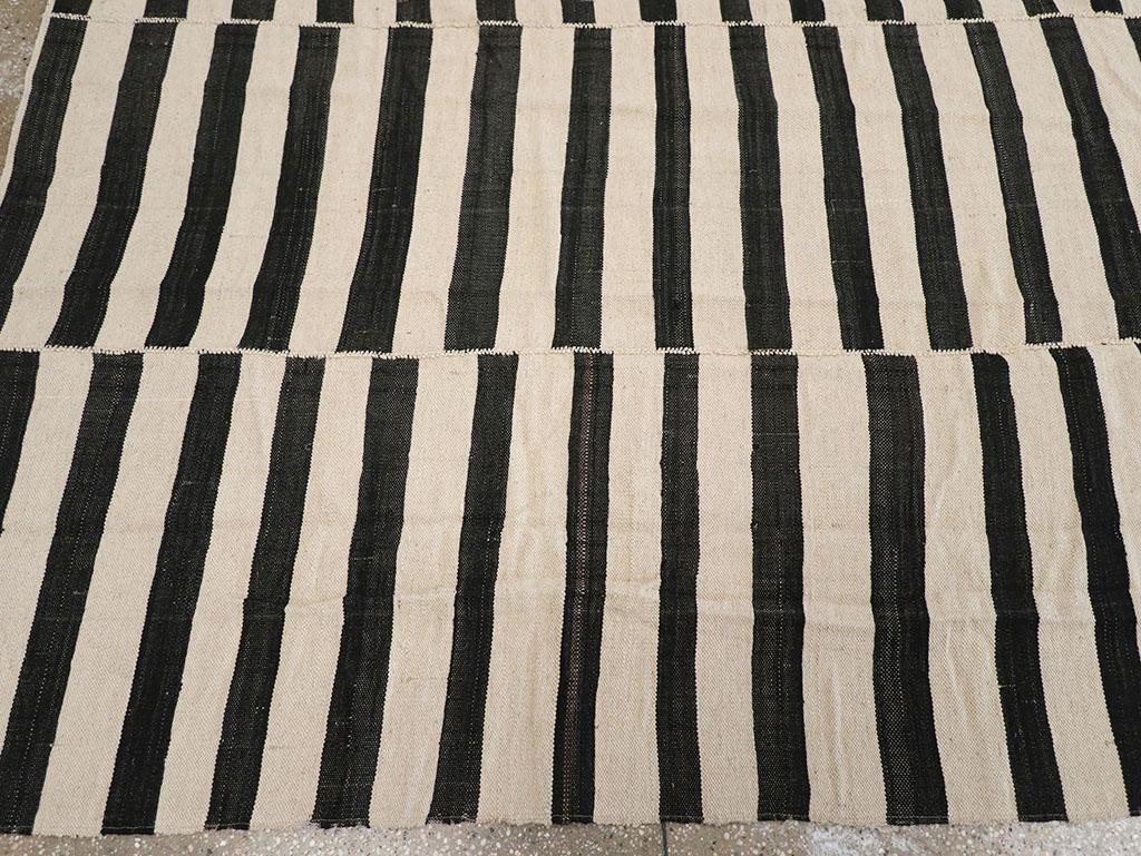 Moderner persischer Flachgewebe-Kelim-Galerie-Teppich des 21. Jahrhunderts im Zustand „Neu“ im Angebot in New York, NY