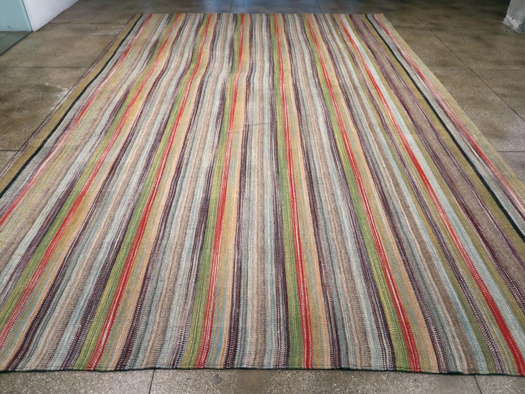 Dieser persische Flachgewebe-Kilim des 21. Jahrhunderts mit den Maßen 12' 5