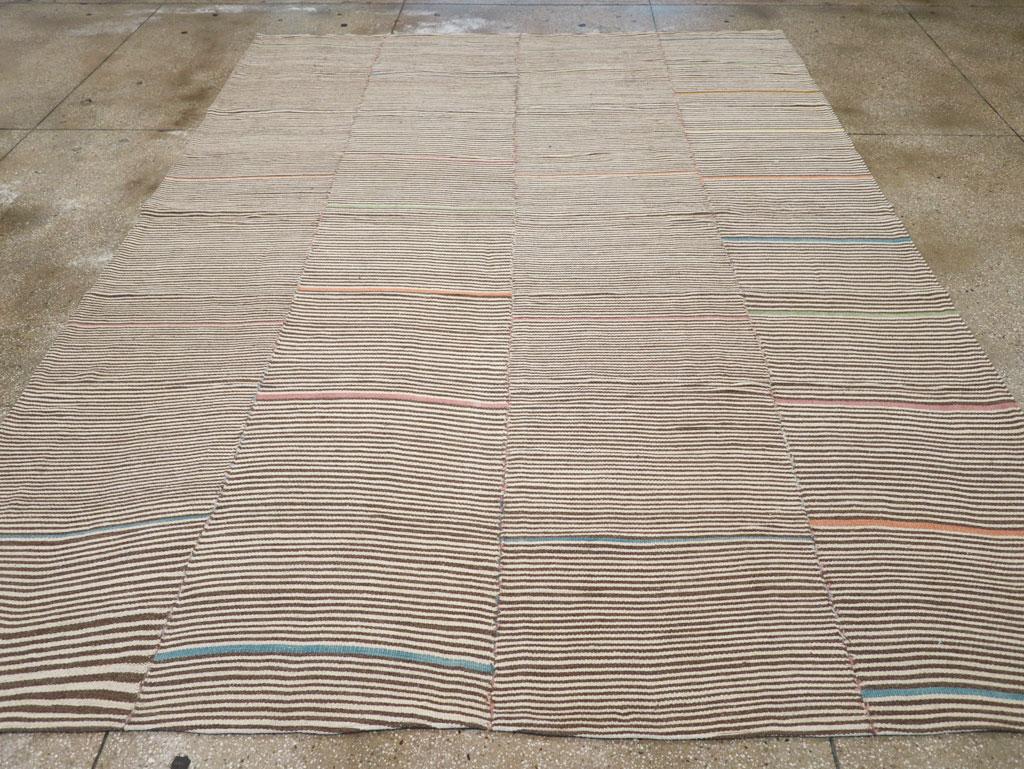 Dieser persische Flachgewebe-Kilim des 21. Jahrhunderts mit den Maßen 9' 3