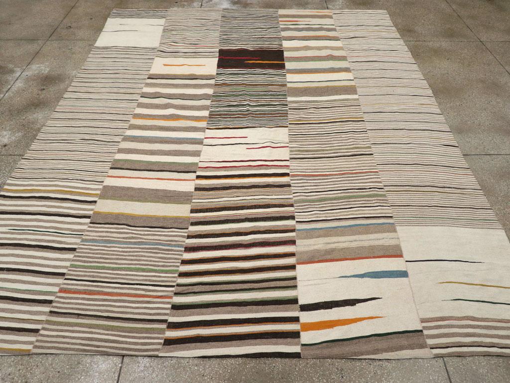 Dieser persische Flachgewebe-Kilim-Teppich des 21. Jahrhunderts mit den Maßen 9' 10