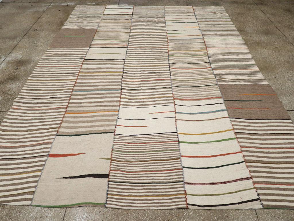 Dieser persische Flachgewebe-Kilim des 21. Jahrhunderts mit den Maßen 9' 11