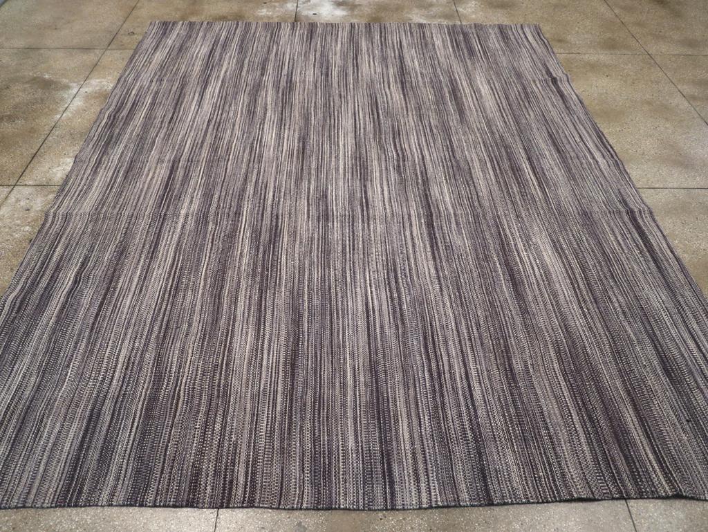 Dieser persische Flachgewebe-Kilim des 21. Jahrhunderts mit den Maßen 10' 10