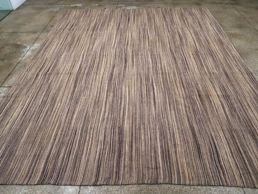 Dieser persische Flachgewebe-Kilim des 21. Jahrhunderts mit den Maßen 11' 5