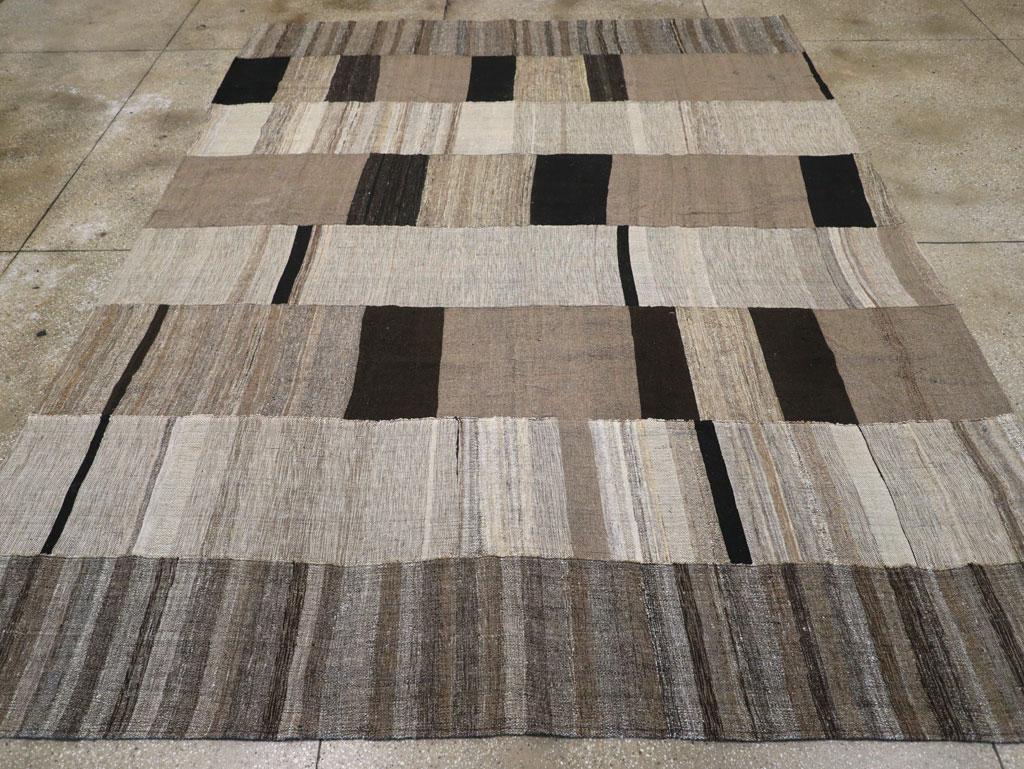 Dieser persische Flachgewebe-Kilim des 21. Jahrhunderts mit den Maßen 9' 5