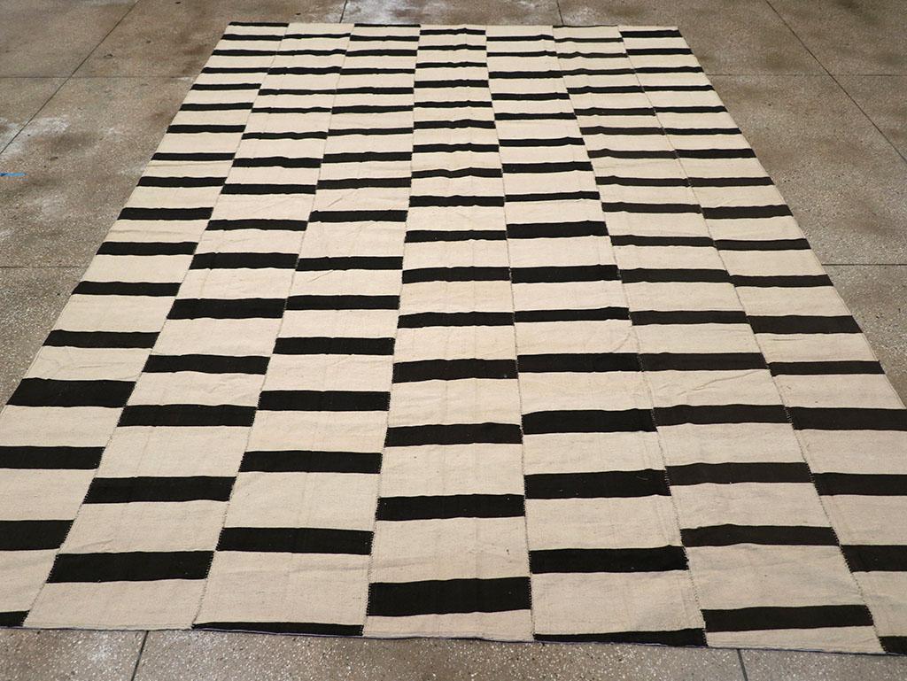 Dieser persische Flachgewebe-Kilim des 21. Jahrhunderts mit den Maßen 9' 5