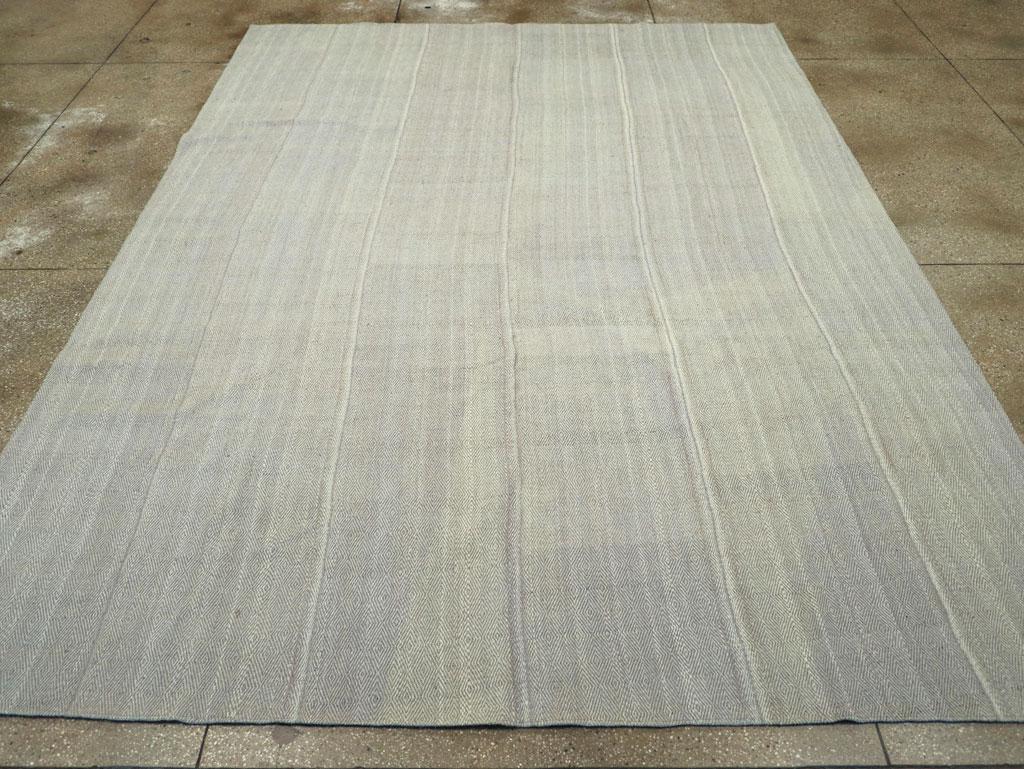Dieser persische Flachgewebe-Kilim des 21. Jahrhunderts mit den Maßen 9' 6