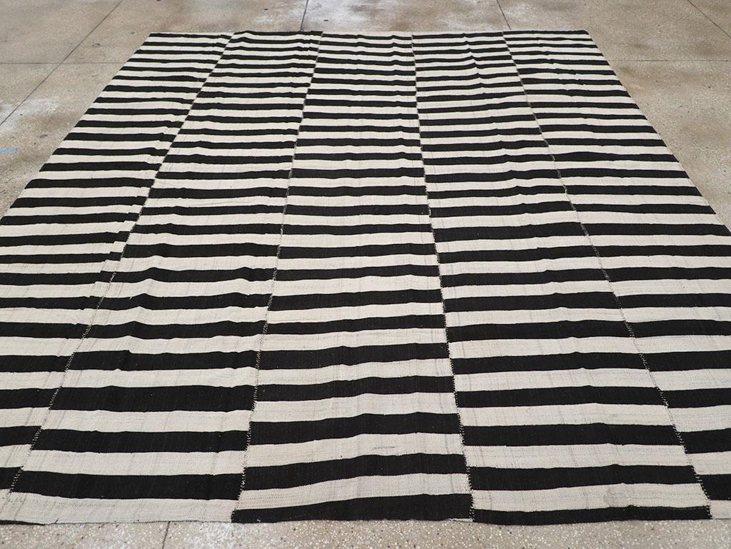 Dieser persische Flachgewebe-Kilim des 21. Jahrhunderts mit den Maßen 9' 9