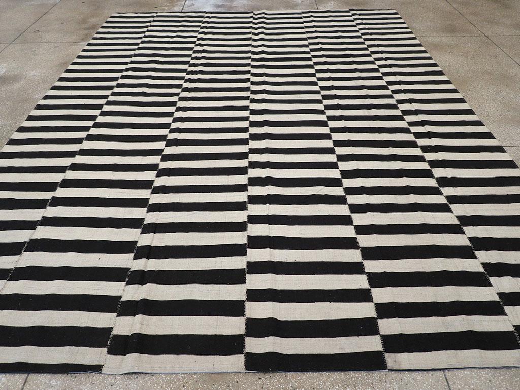 Dieser persische Flachgewebe-Kilim des 21. Jahrhunderts mit den Maßen 9' 9