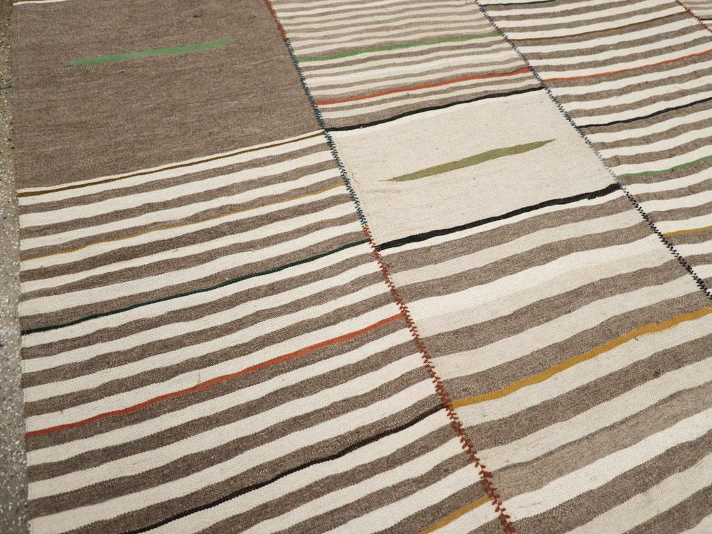 Moderner persischer Flachgewebe-Kelim-Teppich in Zimmergröße aus dem 21. Jahrhundert (Persisch) im Angebot