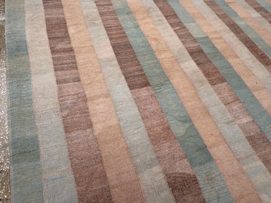 Moderner persischer Flachgewebe-Kelim-Teppich in Zimmergröße aus dem 21. Jahrhundert (Persisch) im Angebot