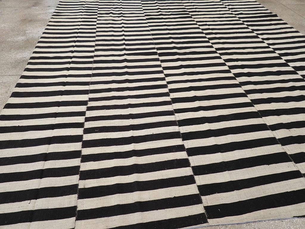 Siglo XXI Alfombra Persa Moderna de Tejido Plano Kilim Tamaño de la Habitación en Nuevo estado para la venta en New York, NY