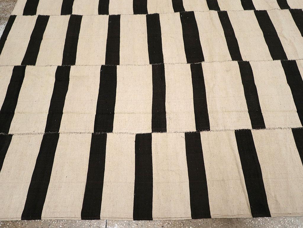 Moderner persischer Flachgewebe-Kelim-Teppich in Zimmergröße aus dem 21. Jahrhundert im Zustand „Neu“ im Angebot in New York, NY