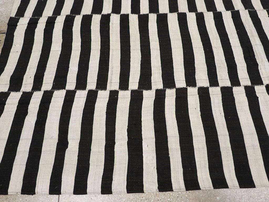 Moderner persischer Flachgewebe-Kelim-Teppich in Zimmergröße aus dem 21. Jahrhundert im Zustand „Neu“ im Angebot in New York, NY