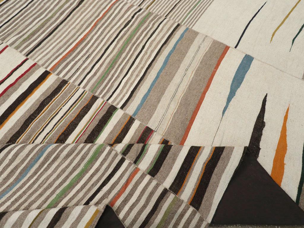Moderner persischer Flachgewebe-Kelim-Teppich in Zimmergröße aus dem 21. Jahrhundert (21. Jahrhundert und zeitgenössisch) im Angebot