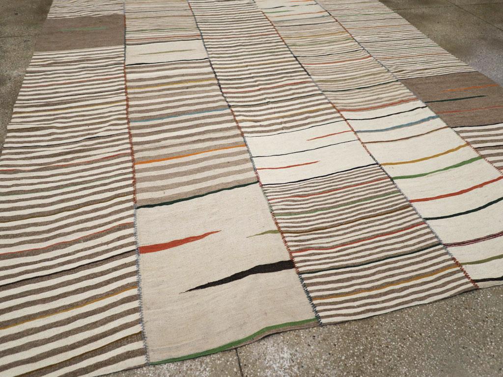 Moderner persischer Flachgewebe-Kelim-Teppich in Zimmergröße aus dem 21. Jahrhundert (21. Jahrhundert und zeitgenössisch) im Angebot