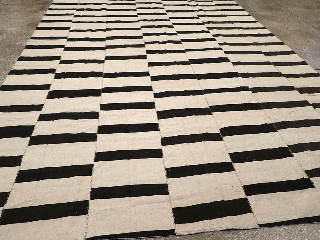 Moderner persischer Flachgewebe-Kelim-Teppich in Zimmergröße aus dem 21. Jahrhundert (21. Jahrhundert und zeitgenössisch) im Angebot