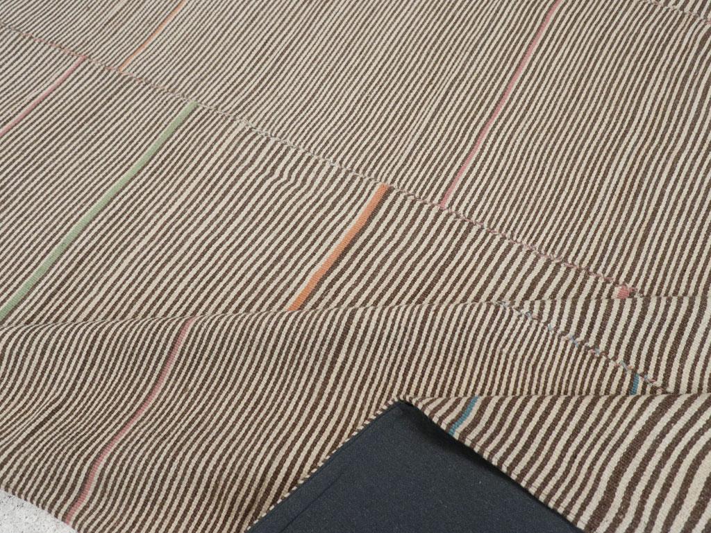 Moderner persischer Flachgewebe-Kelim-Teppich in Zimmergröße aus dem 21. Jahrhundert (Wolle) im Angebot
