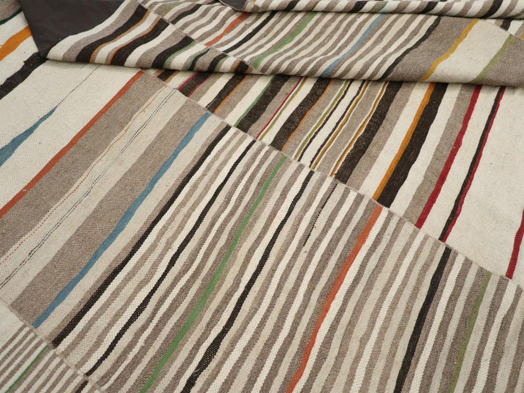 Moderner persischer Flachgewebe-Kelim-Teppich in Zimmergröße aus dem 21. Jahrhundert (Wolle) im Angebot