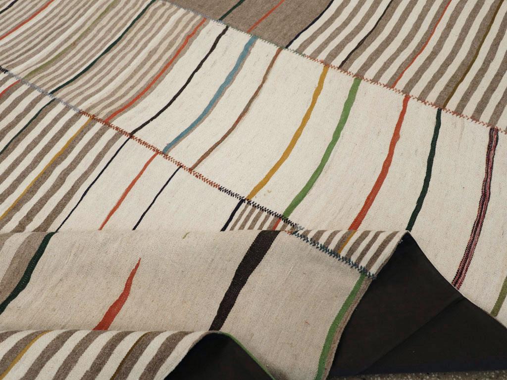 Moderner persischer Flachgewebe-Kelim-Teppich in Zimmergröße aus dem 21. Jahrhundert (Wolle) im Angebot