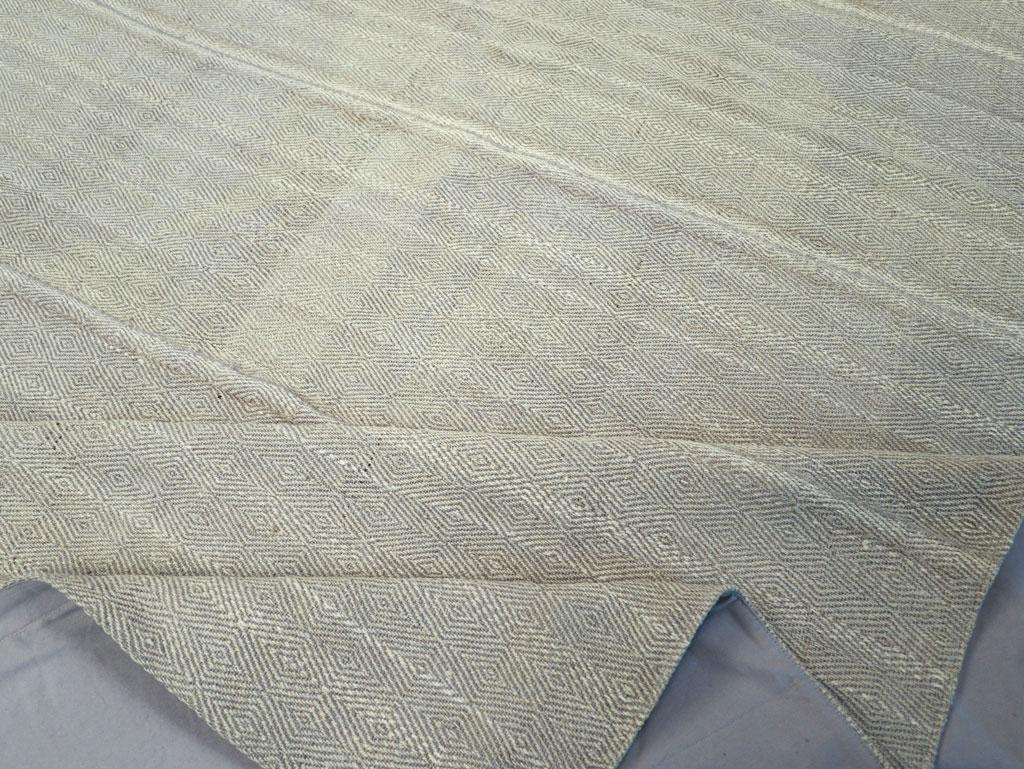 Moderner persischer Flachgewebe-Kelim-Teppich in Zimmergröße aus dem 21. Jahrhundert (Wolle) im Angebot