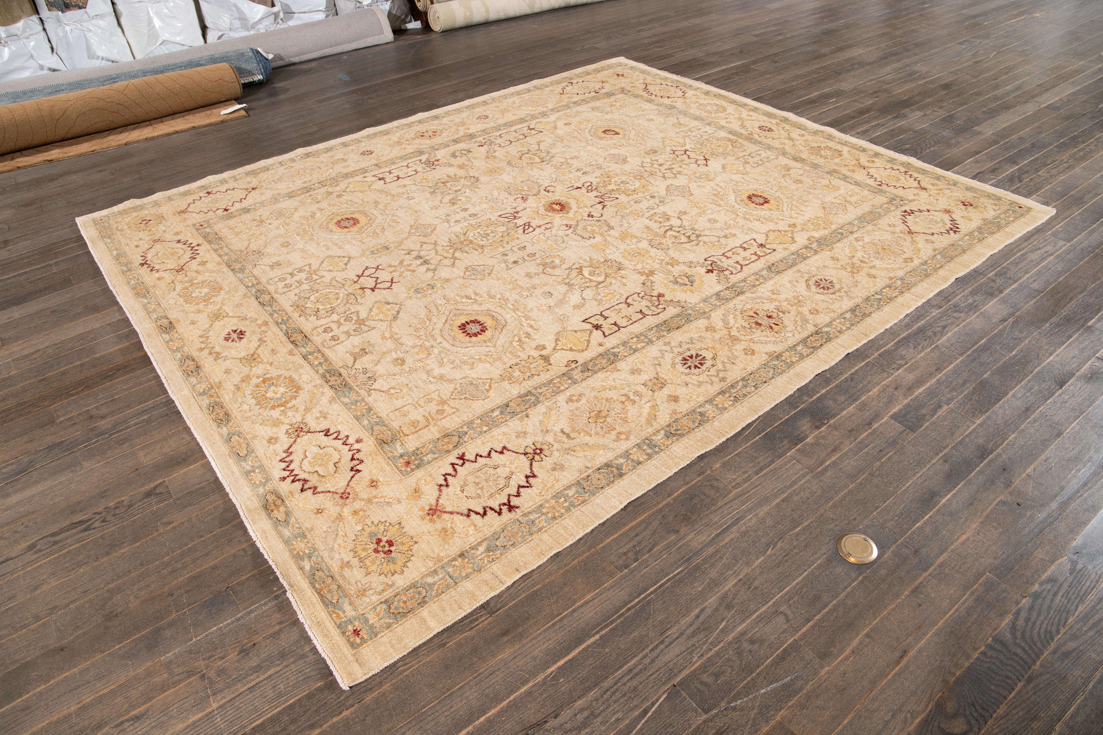 Siglo XXI Alfombra moderna de lana Peshawar beige con motivos florales Moderno de mediados de siglo en venta