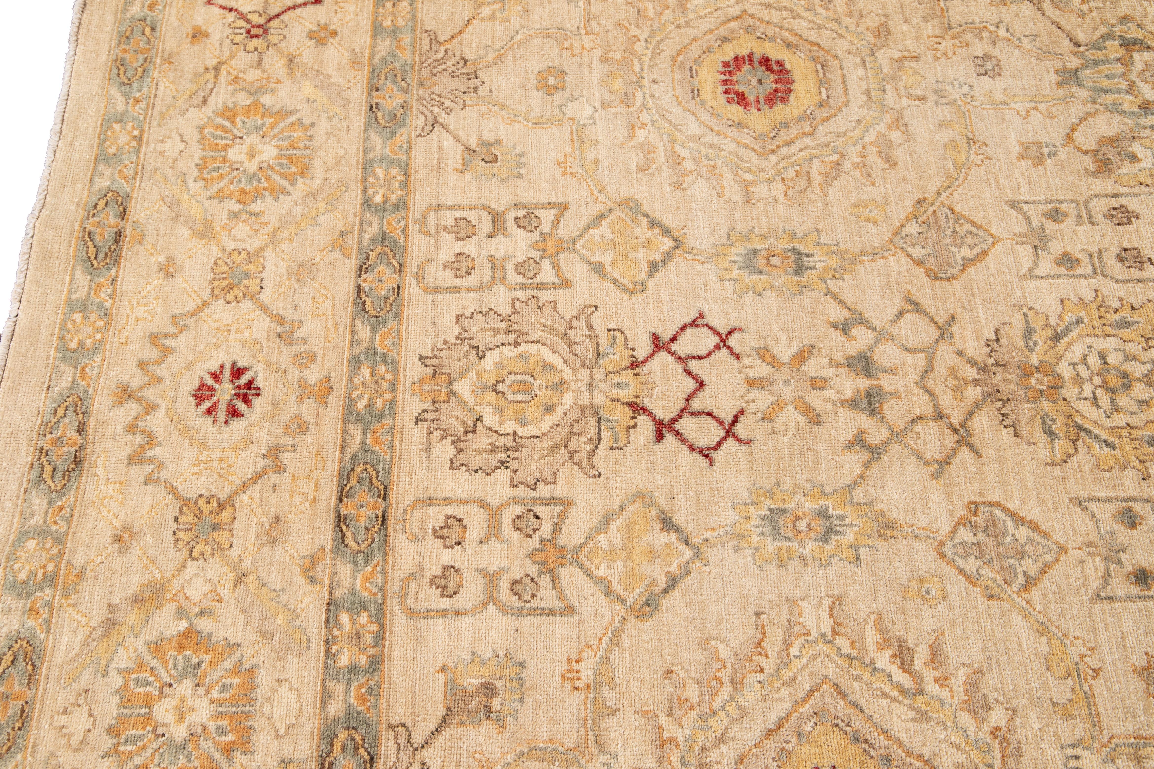 Siglo XXI Alfombra moderna de lana Peshawar beige con motivos florales en venta 2